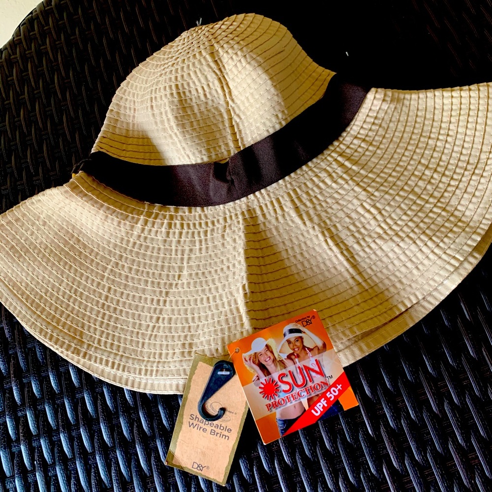 Sun hat With shapeable wire brim